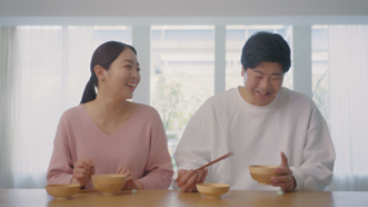 意外と知らない？大切な人が“一番好きなみそ汁”のこと。「ほんだし(R)」60g瓶 復刻デザイン 発売記念ムービー 味の素(株)「ほんだし(R)」、「二人のみそ汁会議」公開