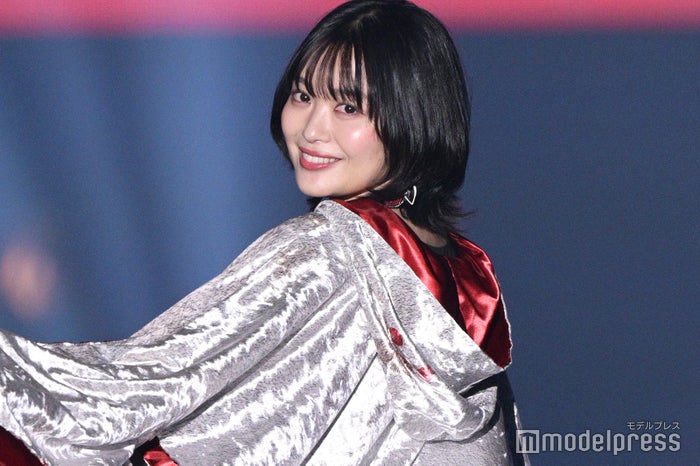 北原里英、ミニ丈ワンピで美脚披露 綺羅びやかマントで存在感放つ【TGC熊本2025】