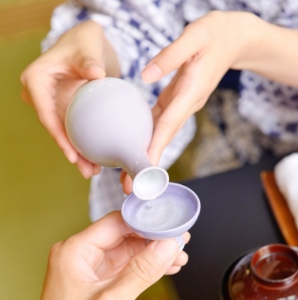 社員旅行で恐怖「後ろから抱きつかれた」「胸の谷間を覗くオジサンも…」まるでホステス扱いされた新卒女性――30代女性の地獄の記憶