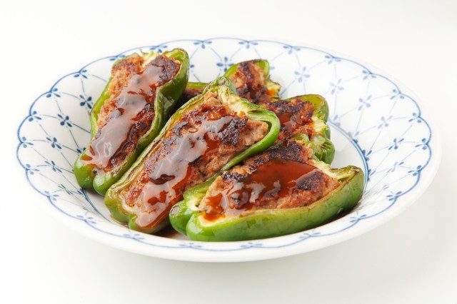 「ピーマン肉詰め」に小麦粉はふらない！？「わー 知らなかった！」「ガチでくっついてる」「激ウマ」