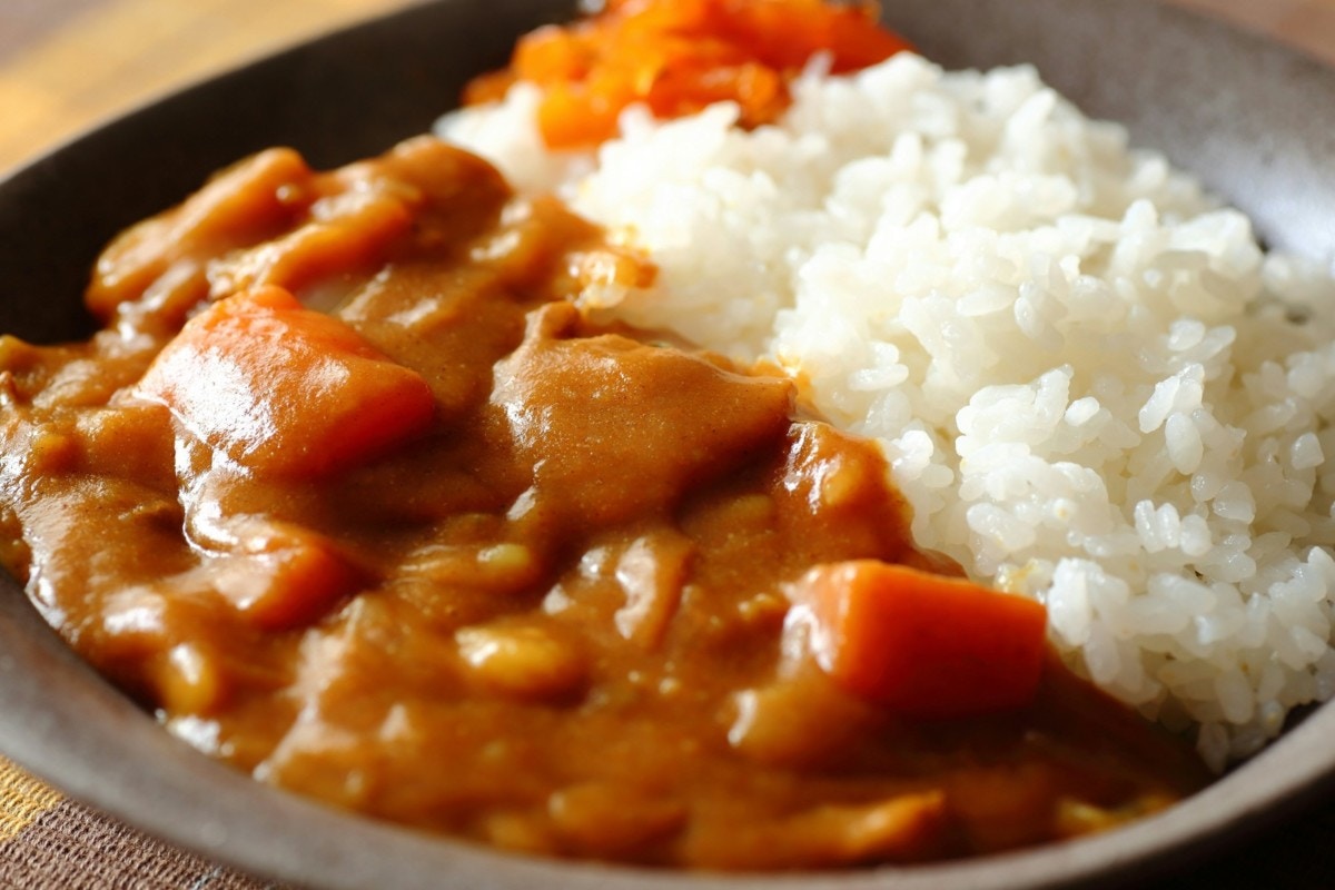 夫がよそったカレーを見て「幻滅」思いやりがない取り方にモヤモヤした妻【ママリ】