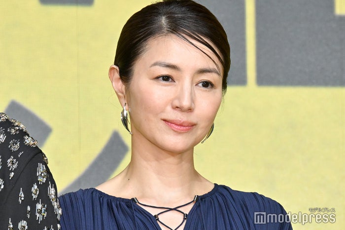 井川遥、美脚披露のカラフル春コーデに反響「圧巻の美貌」「見惚れてしまいます」