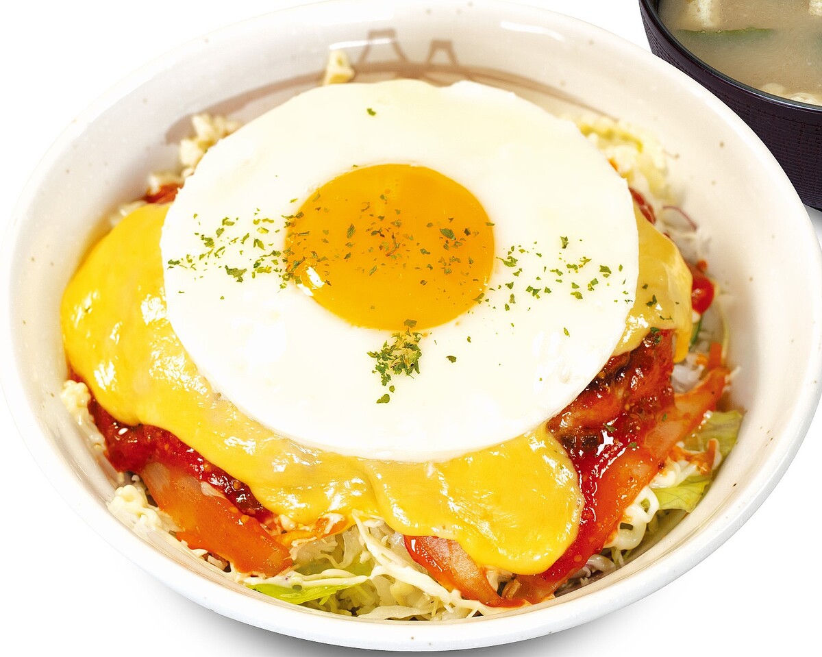 松屋「チーズバーガー丼」新発売、ごはんの上にハンバーグ･目玉焼き･チーズ･トマトソースなどトッピング