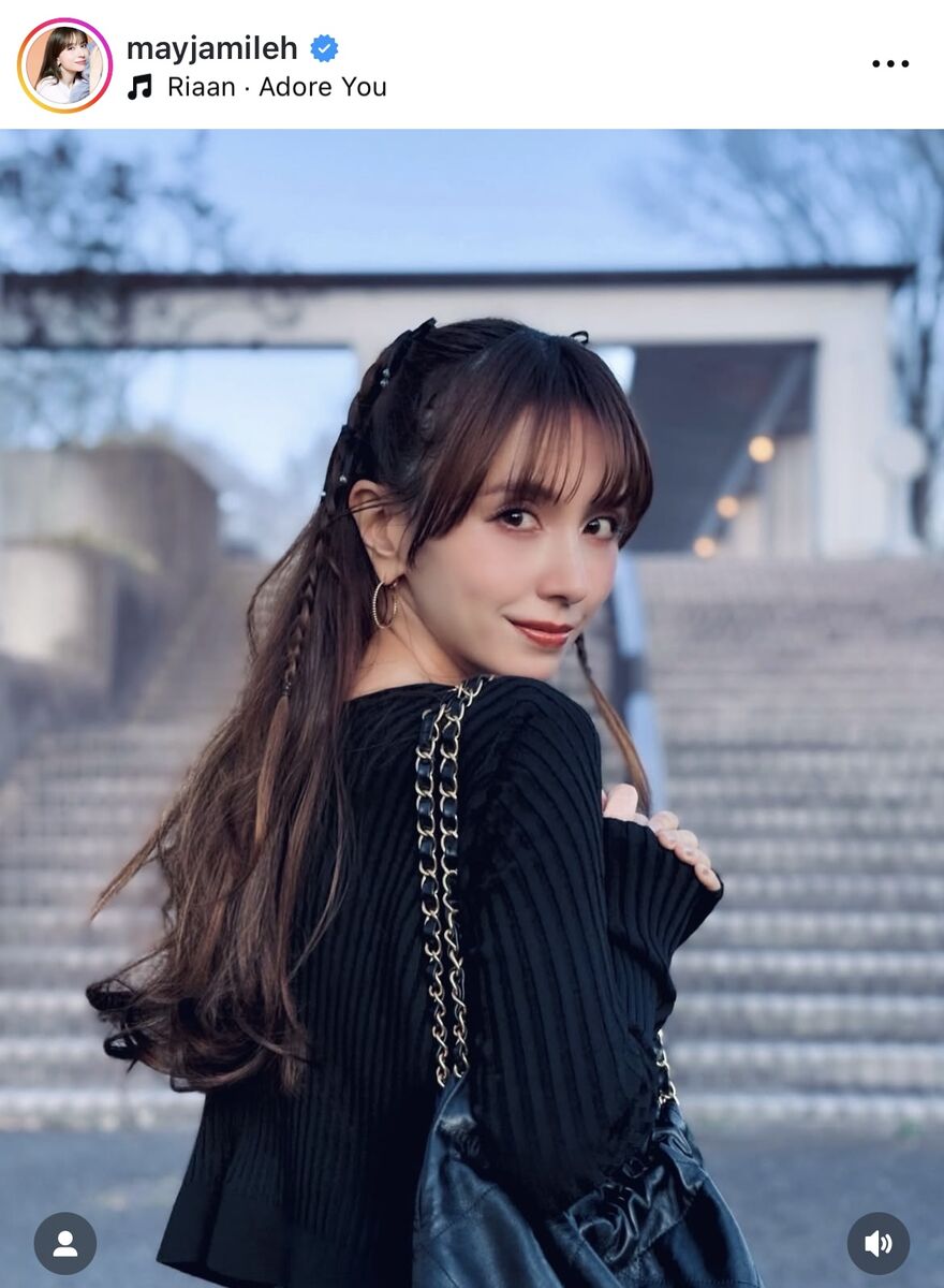 ママになった美女シンガー、胸元空いた甘辛ミックスコーデがステキ「ママに見えない」「スタイル抜群」「華麗」