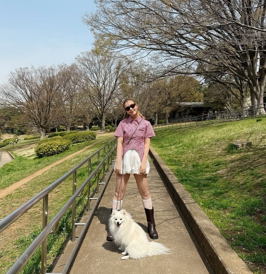 「こんな子歩いてたら振り返る」27歳モデル、美脚全開のグラサン＆ミニスカ?お散歩?コーデに「イケてる外国人モデルかと思った」「脚長い」と絶賛の声