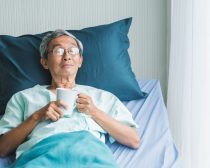 「お年寄りの性欲が怖い」介護施設で働く50代女性の嘆き。下半身をベロンと露出、個室で性行為も