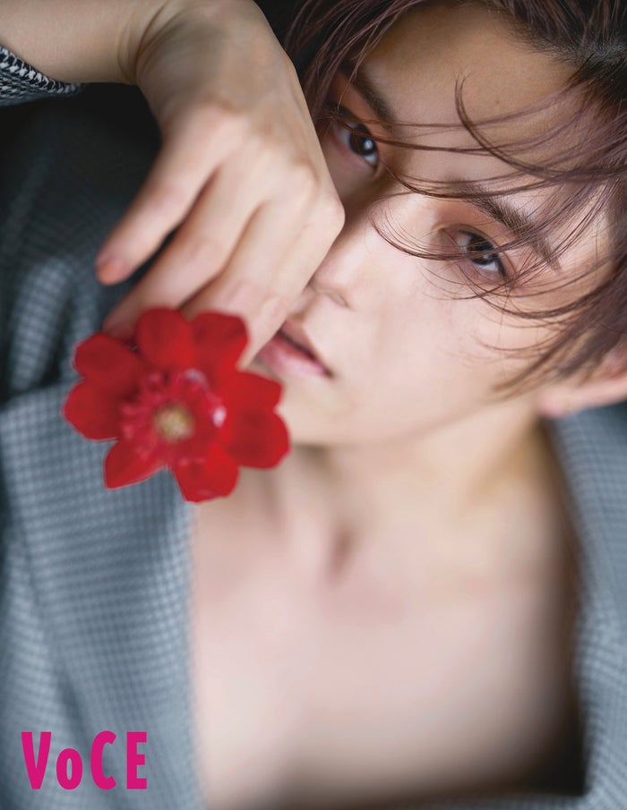 Hey! Say! JUMP山田涼介“THE 自発光ビューティ”体現 小田切ヒロと初セッションで「VOCE」SPECIAL版表紙飾る