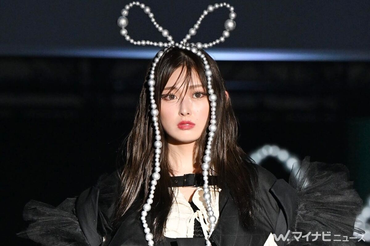 ゆうちゃみ、リボン風の装飾が目を引く! “近未来”ファッションで魅了