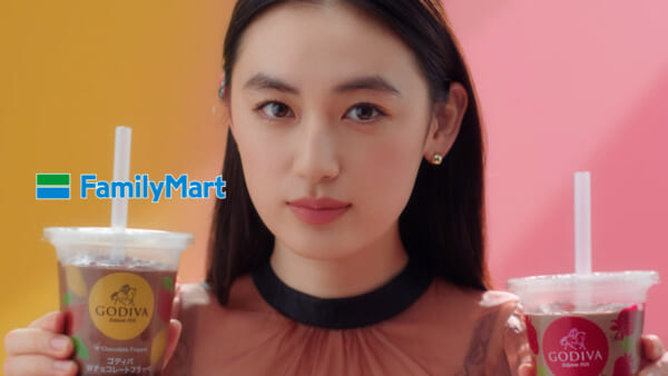 ファミマ×ゴディバ、贅沢2層仕立ての新フラッペ発売 八木莉可子出演TVCMもスタート