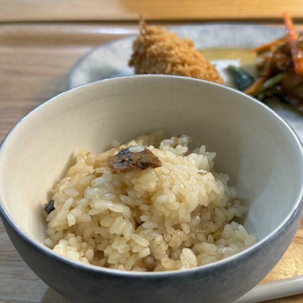 市販の炊き込みご飯が「ちょい足し」で激ウマっ…！やる気ゼロでも家族大喜びの食卓に