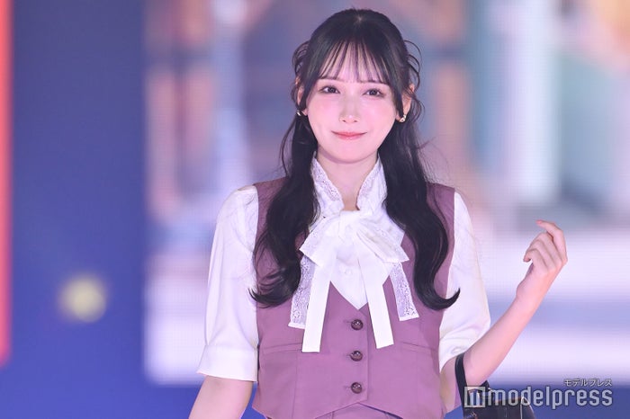 ≠ME鈴木瞳美、上品セットアップで美脚披露 大きめリボンで甘さ全開【GirlsAward 2025SS】