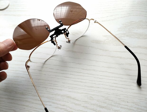 50代、老眼鏡とサングラスの「2本もち」をやめた。クリップ式が軽くて取り外しやすい