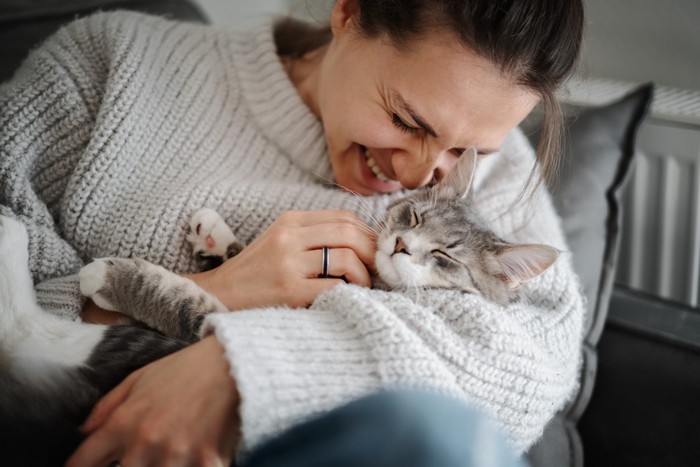 猫はなぜ『男性より女声が好き』と言われるの?よく言われる3つの説 仲良くなるためのコツも