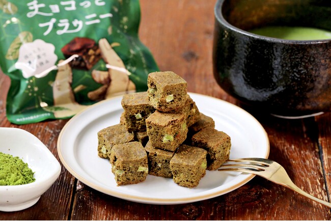 【抹茶新商品】手軽に持ち運べる、ひとくちサイズになったザクザク食感のブラウニー『世にもおいしいチョコっとブラウニー』に宇治抹茶の香り広がる抹茶フレーバーが新登場！抹茶のブラウニータルトも同時発売