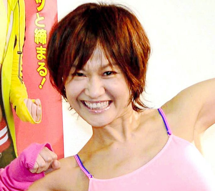 衝撃の62歳 レベル違いの美ウエストに仰天「女性の憧れです」「42歳の間違い」「まさにマジック」