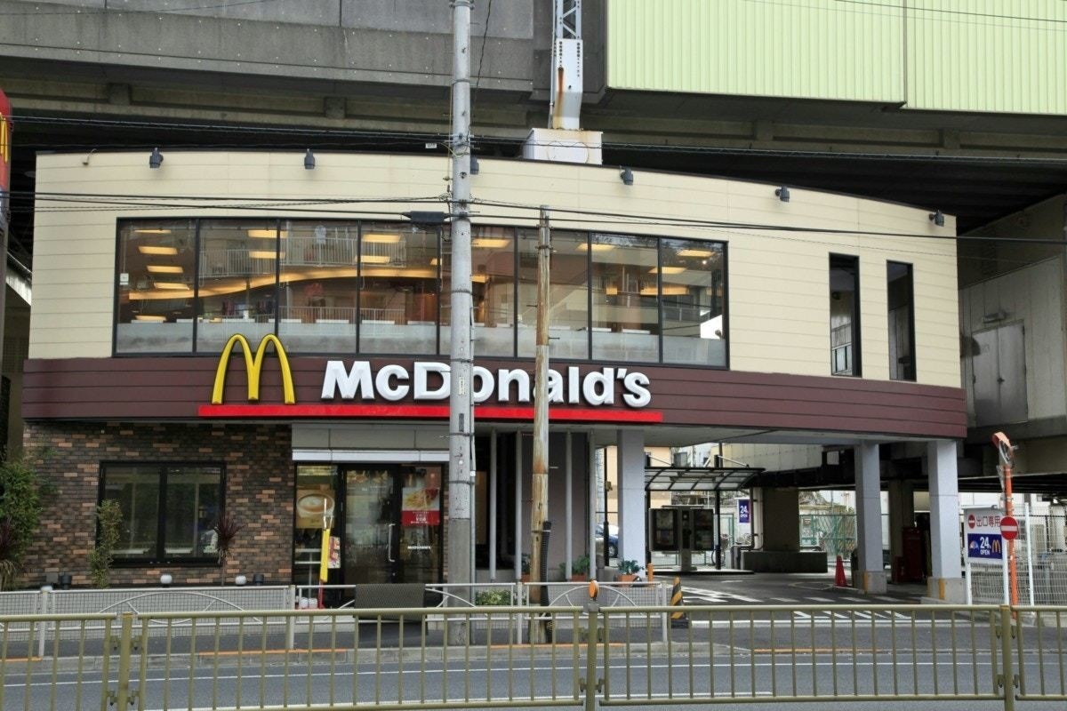 【キュン】結婚前のデート、妻がハンバーガーの包み紙をたたんだ理由に9万いいね「よい話」「仲良し夫婦」【ママリ】