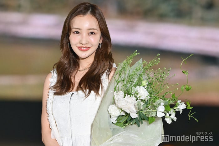 板野友美、ほっそり二の腕輝くオールホワイトコーデで登場【GirlsAward 2025SS】