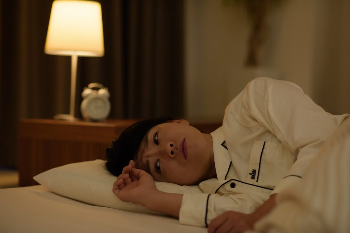 布団に入ってもなかなか眠れない…「そのまま寝る」のがNGなワケ 睡眠の専門家が解説