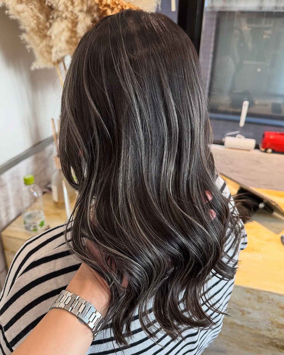 その髪型“老け見え”かも!?→【40・50代】筋感がオシャレな「大人ハイライトカラー」♡