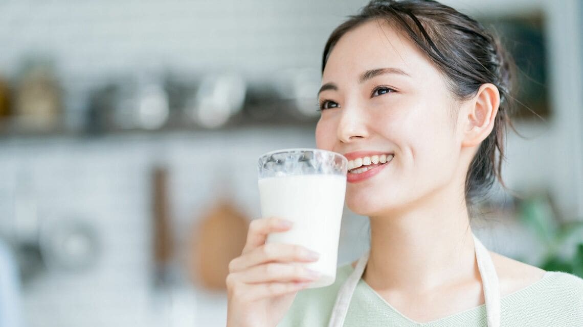 医師が解説、じつは「朝昼夜で変わる」牛乳の効能