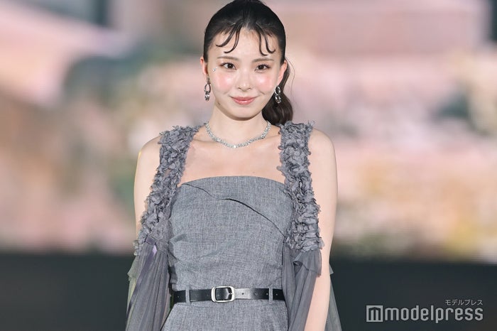 川口ゆりな、チャンモリ風オン眉カールバングで雰囲気ガラリ【GirlsAward 2025SS】