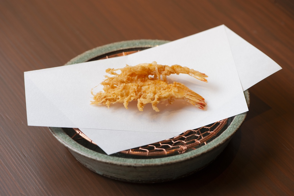 天ぷらの名店「みかわ」で研鑽を積んだ職人による、天ぷらとそばの店が湯島に誕生