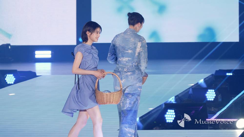 出口夏希、超ミニワンピで美脚全開 大胆美背中でランウェイ「すごい 楽しかった」