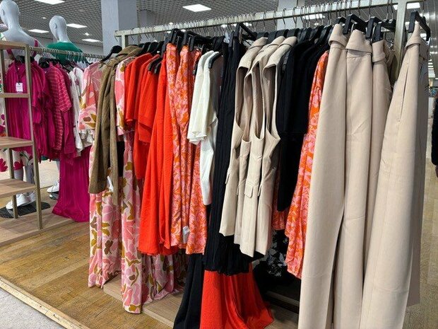 フランス人は今も「少ない服しか持たない」?捨てずに修理、母や祖母のおさがりも愛用