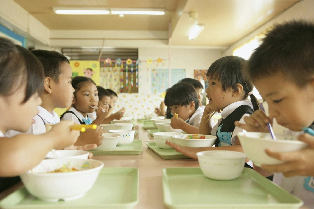 5歳児「給食で意味わかんないの食べた」→まさかの正体に1.4万いいね「スポンジ案件」「メイクパフかと思った」【ママリ】