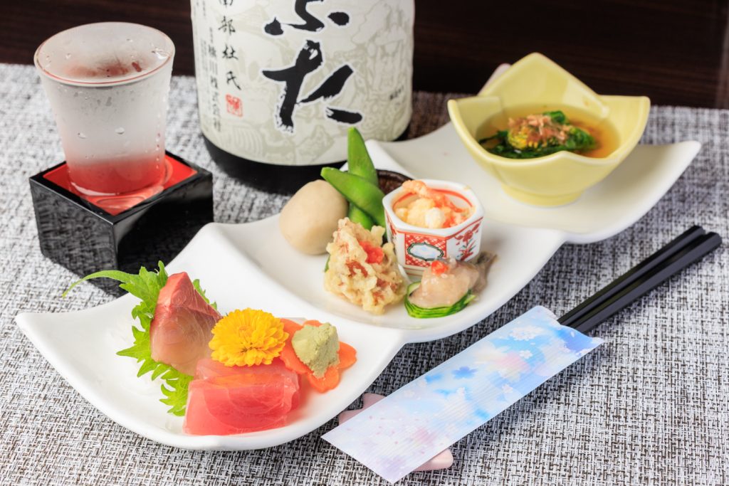 知る人ぞ知る、大阪・日本橋の津軽料理が楽しめる酒場。大阪・関西万博にも出演する、名女将が元気をくれる!