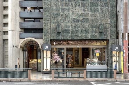 【京都】祇園の真ん中なのに穴場⁈ “石の老舗”にある秘密の喫茶店「ぎおん石喫茶室」で唯一無二の空間を楽しむ
