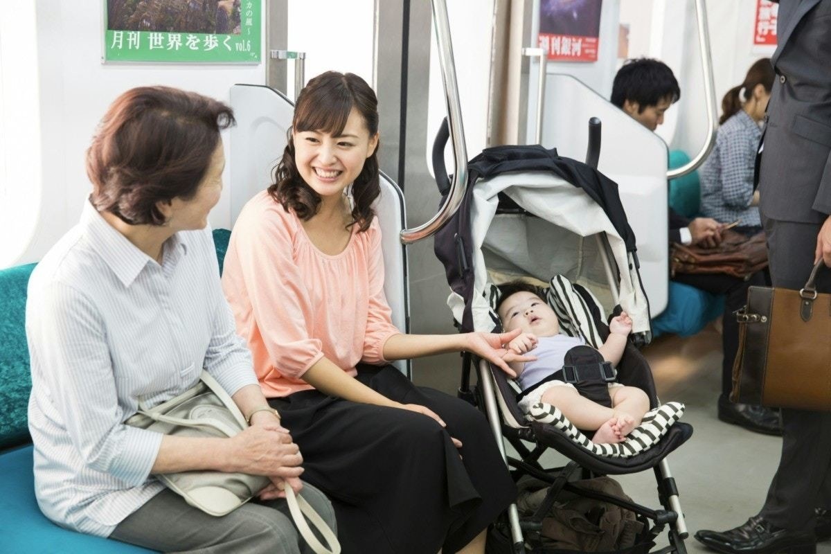 涙腺崩壊…早産の赤ちゃんを見た高齢女性の一言に8万いいね「私も泣いた」「涙でてくる」【ママリ】