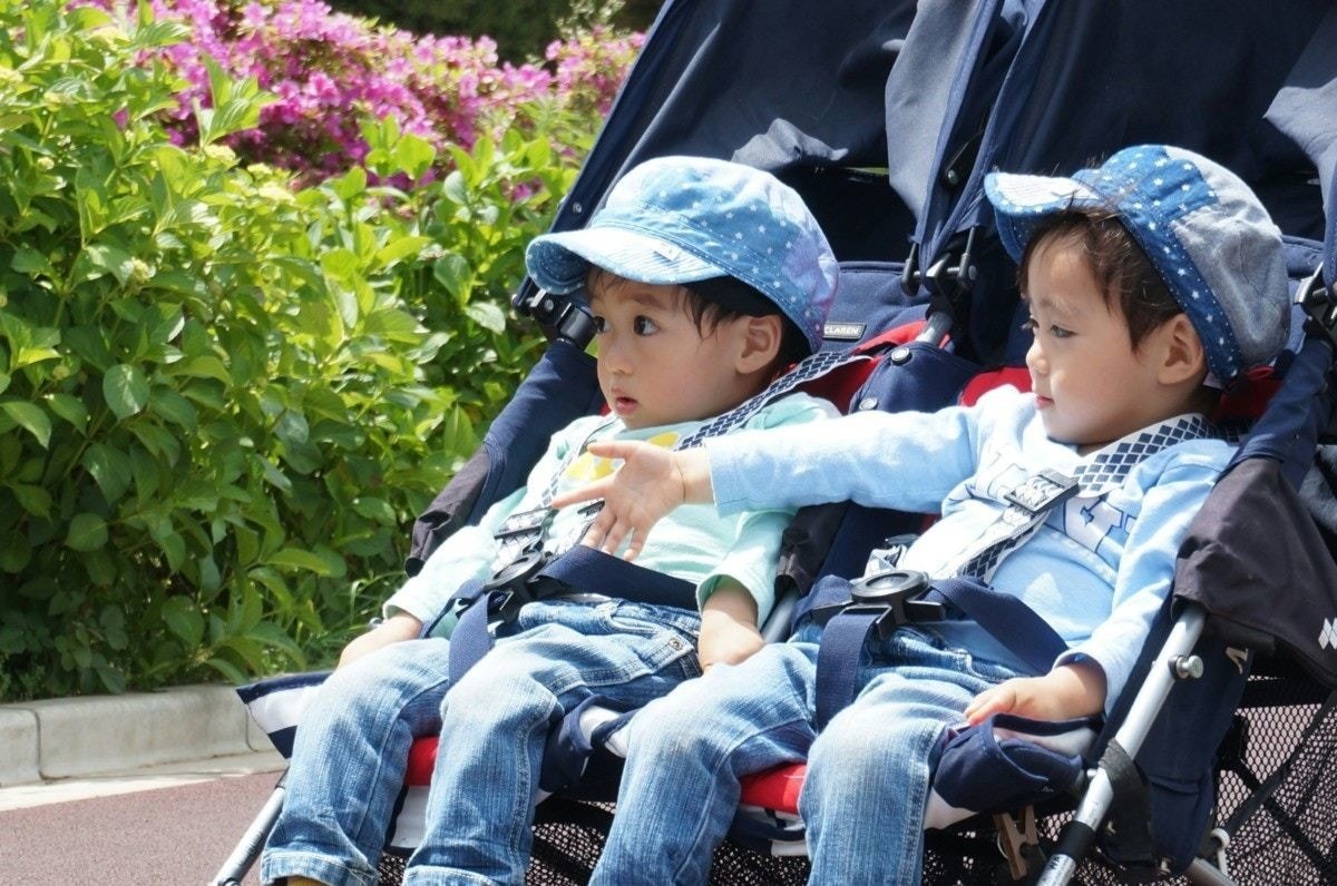 「助けていいかな?」双子連れ奮闘中…見知らぬ人々の優しさに感動【ららぽーとでの思い出】に2万いいね【ママリ】