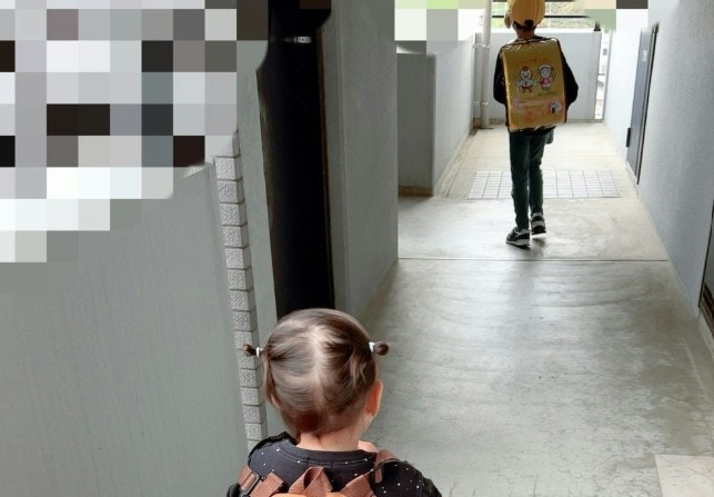 まさかの登園姿が尊い…!兄のランドセルに憧れる2歳児に13万いいね「めっちゃ可愛い」「仲良し兄妹」【ママリ】