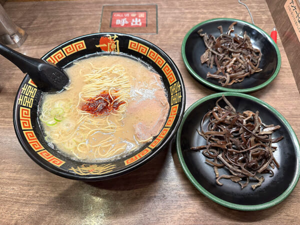 ナガノ先生おすすめの一蘭「きくらげ替え玉」食べてみた “第二の麺”でスープが活きる!