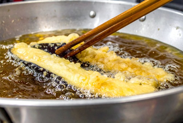 揚げ物の失敗を回避!温度計なし、油の温度を見分ける「超シンプルな方法」に目からうろこ【調理用品会社が紹介】