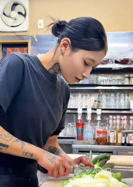「なんか害を被ってるの?」4代目女将の?タトゥー＆ピアス?にSNS大反響「この人、頑張り屋さんで大好きです」「行動から本質が伝わると思う」