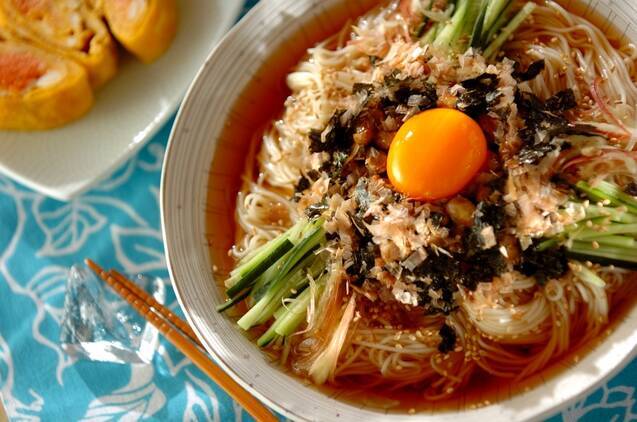 暑い日はコレに決まり【薬味たっぷりそうめん7選】のせる・和えるの簡単アレンジで涼やかに!
