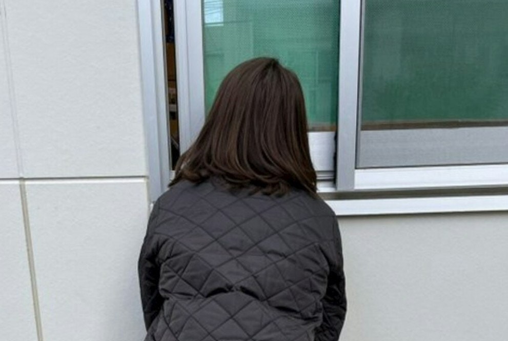 2歳児の保育参観で…母の姿が話題に!シュールすぎて1000いいね「完全に不審者」「わかりすぎて笑う」【ママリ】