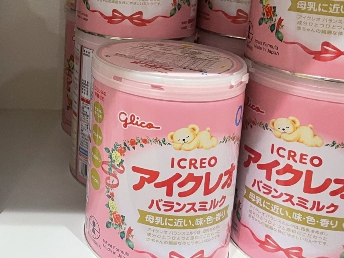「育児してるってこういうこと」ミルク缶の横に並ぶストック写真に5千いいね「わかりすぎる」「保護者用ミルク最高」【ママリ】