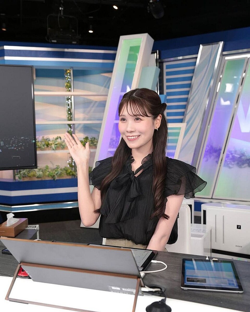 「今季一番お袖が短かった」人気お天気お姉さんの透け感?夏コーデ?が話題「5月でこれだと夏はどうなることやら…」「涼し気」「袖口おしゃれ」