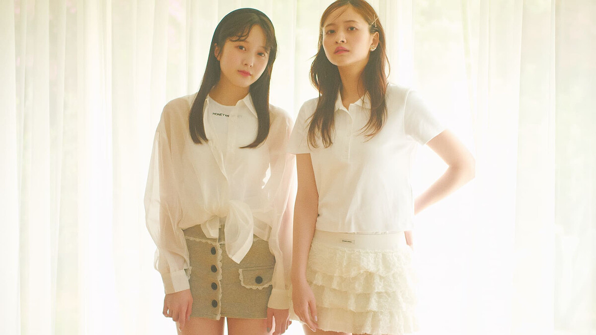 【金川紗耶×本田紗来】キレイな脚に首ったけ!肌見せの王道「ミニ丈ボトム」コーデ♡