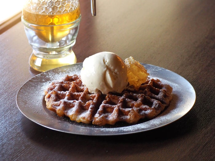 京都・嵐山にワッフル専門店「囲と囲曲（カコとイマ）」特製“ムッフル”で新たな美味しさ提案