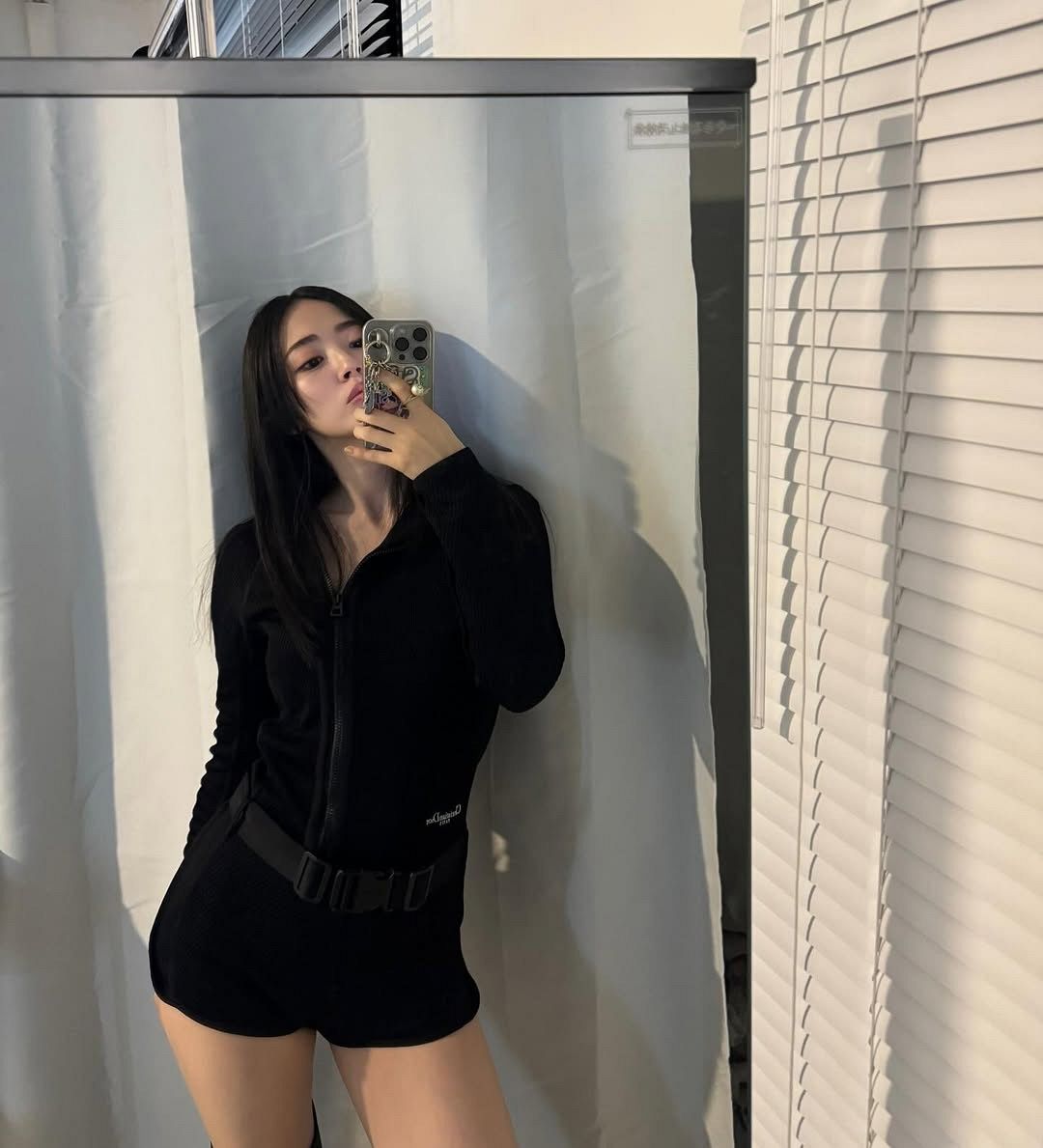 父はプロゴルファー、31歳歌手?バチイケ?超ミニショットに騒然「つよつよで好きすぎ」「色気大爆発」「いやん、素敵なお姉さまだこと」