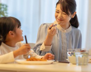 飲食店で「パパ、なんか変な匂いがする」女性客4人組の“ニオイ”に食欲減退。耐え切れず退店するまで