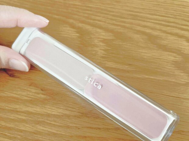 まるでチーク!?ダイソーの「ふせんケース」がかわいすぎて、ペンケースの主役に