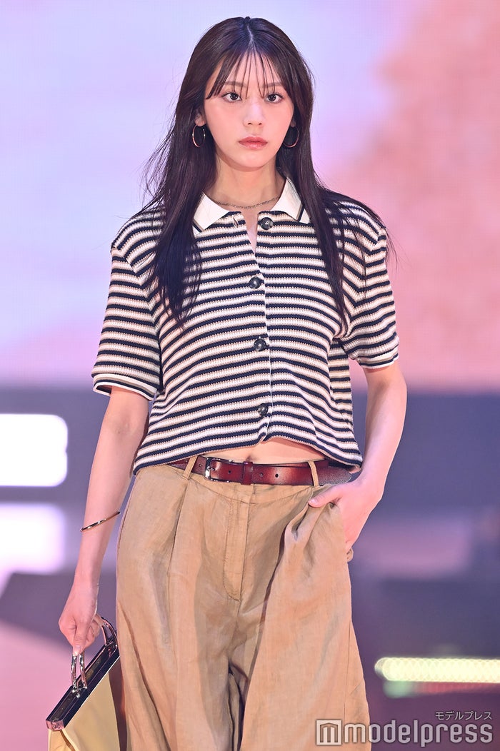 貴島明日香、引き締まったウエストのぞく涼しげコーデ【GirlsAward 2025SS】
