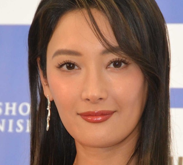「菜々緒だって鍛えてるよ」 上腕・背筋いじめる筋トレシーンにファン歓喜