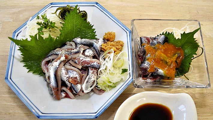 [カタクチイワシ]スプーン使った簡単三枚おろしで「シコ刺し」、10回洗えば「タイの味」