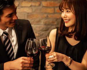 食事デート中、実は女性から「幻滅されている」40・50代男性の特徴5つ。「店員に丁寧」でも気をつけたいポイントが